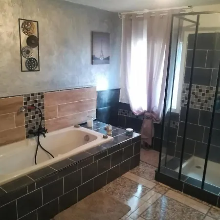 Au Monde De Maelle Bed & Breakfast *